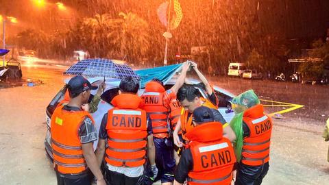 Chung tay cùng người dân ứng phó với mưa lũ