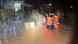 Công an Đắk Lắk sơ tán 180 người dân vùng lũ trong đêm