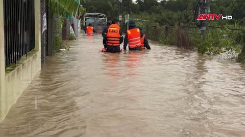 Trắng đêm hỗ trợ người dân ở Khánh Hòa chạy lũ