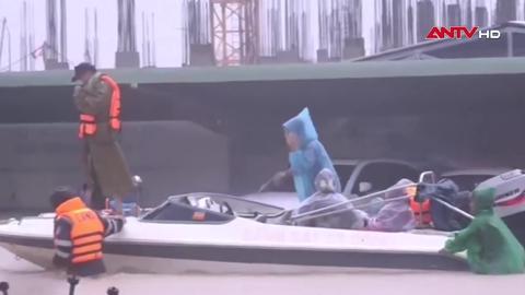 Công an Gia Lai dầm mưa lũ hỗ trợ người dân