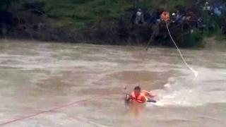 Giải cứu thành công 31 người bị cô lập bên bờ sông Ba