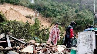 Nghẹt thở giải cứu 2 cụ già bị sạt lở vùi lấp