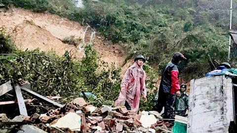 Nghẹt thở giải cứu 2 cụ già bị sạt lở vùi lấp