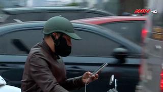 Nguy hiểm sử dụng điện thoại khi tham gia giao thông