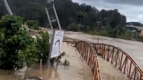 Nước lũ dâng cao cuốn trôi cầu treo Phú Thiện, Lâm Đồng