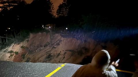 Xuyên đêm di dời khẩn cấp người dân khỏi vùng sạt lở