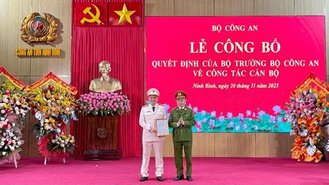Công bố các quyết định về công tác cán bộ tại Công an tỉnh Ninh Bình  