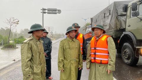 Lực lượng Công an ứng cứu người dân trong mưa lũ 