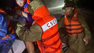 Xuyên đêm cứu người trong lũ dữ