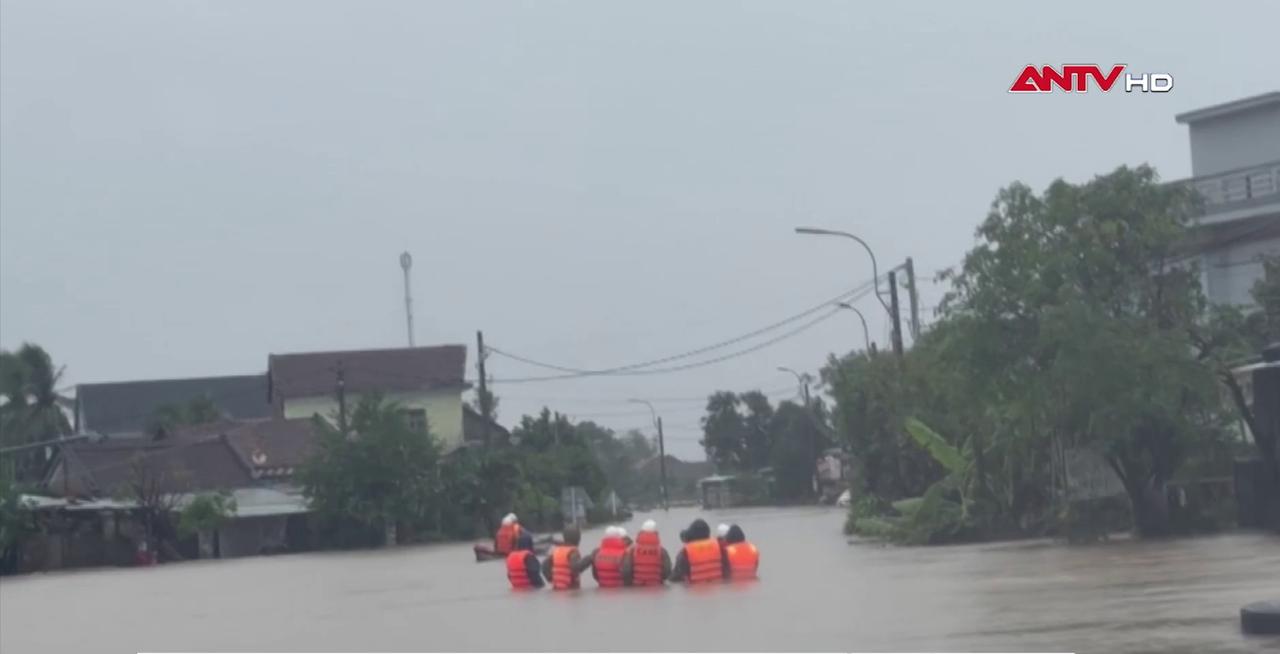 Công an tỉnh Đắk Lắk huy động tối đa quân số hỗ trợ đồng bào vùng lũ