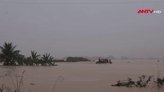 Các lực lượng tập trung đưa người dân vùng lũ đến nơi an toàn