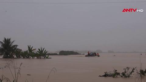 Các lực lượng tập trung đưa người dân vùng lũ đến nơi an toàn