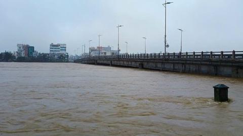 Lũ trên các sông từ Huế đến Khánh Hòa đang xuống nhưng vẫn ở mức nguy hiểm