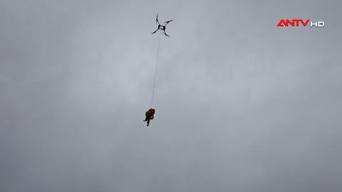 Dùng máy bay không người lái cứu 1 người bị lật thuyền