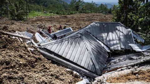Indonesia: Tiếp tục tìm kiếm người mất tích sau vụ lở đất