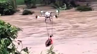 Máy bay không người lái hỗ trợ cứu hộ trong lũ dữ