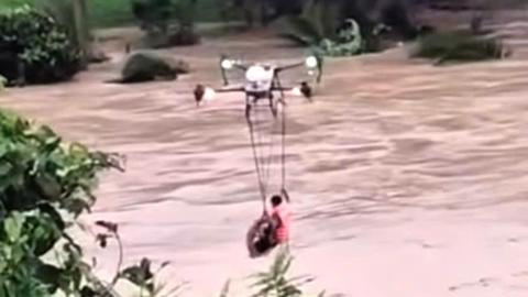 Máy bay không người lái hỗ trợ cứu hộ trong lũ dữ