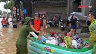 Công an tăng cường hỗ trợ người dân vùng lũ