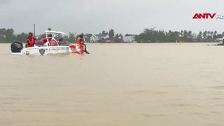 Cảnh sát cơ động hỗ trợ người dân ứng phó mưa lũ