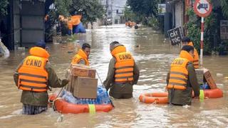 Tiếp tế thực phẩm, nước uống tới bà con vùng lũ