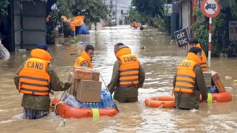 Tiếp tế thực phẩm, nước uống tới bà con vùng lũ