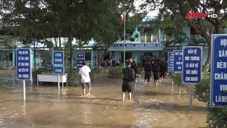 Công an hỗ trợ dọn dẹp trường lớp sau khi lũ rút