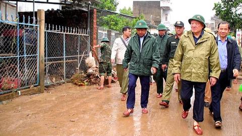 Phó Thủ tướng Nguyễn Hòa Bình chỉ đạo khắc phục hậu quả mưa lũ tại Đắk Lắk