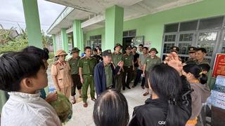 Công an tỉnh Đắk Lắk động viên cán bộ chiến sỹ và tặng quà người dân vùng lũ