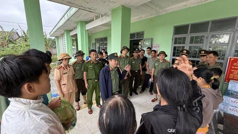 Công an tỉnh Đắk Lắk động viên cán bộ chiến sỹ và tặng quà người dân vùng lũ