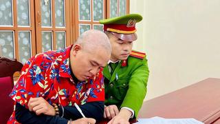 Khởi tố đối tượng che biển số lái xe đánh võng, sử dụng điện thoại