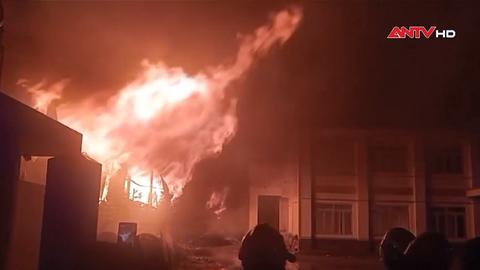 Xuyên đêm chữa cháy lớn kho chứa gỗ tại TP.HCM