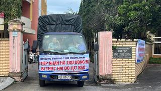 Chuyến xe nghĩa tình hướng về người dân vùng lũ