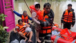 Cảnh sát cơ động cùng nhân dân Gia Lai vượt lũ