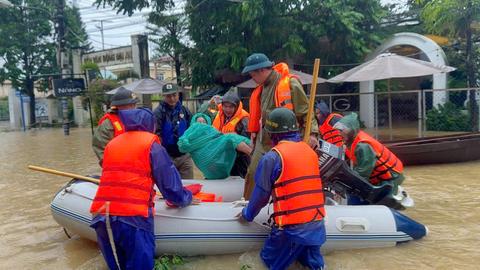 Người dân xúc động khi được công an hỗ trợ kịp thời trong lũ dữ