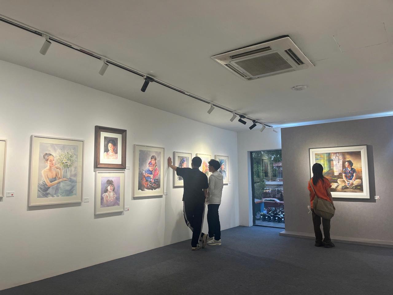 "Chân dung màu nước - Sự soi chiếu qua những tấm gương"