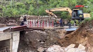 Quảng Ngãi: Lắp cầu tạm thay thế cầu bị lũ cuốn 