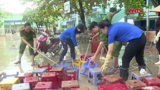 Công an phường hỗ trợ người dân khắc phục hậu quả mưa lũ