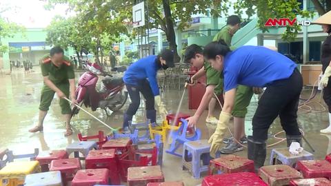 Công an phường hỗ trợ người dân khắc phục hậu quả mưa lũ