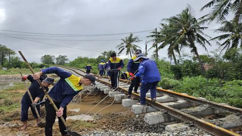 Còn 15 điểm bị trôi nền đường sắt