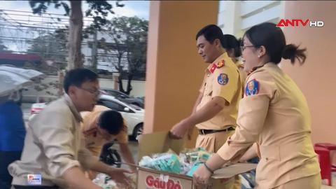 Kịp thời vận chuyển hàng hỗ trợ tới bà con vùng lũ