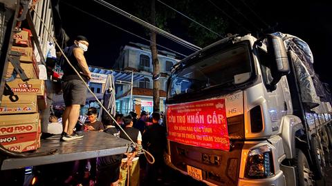 Những chuyến xe nghĩa tình hướng về đồng bào vùng lũ