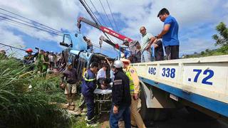 Cứu kịp thời tài xế và lơ xe mắc kẹt trong xe tải bị lật ở đèo Phú Sơn