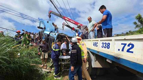 Cứu kịp thời tài xế và lơ xe mắc kẹt trong xe tải bị lật ở đèo Phú Sơn