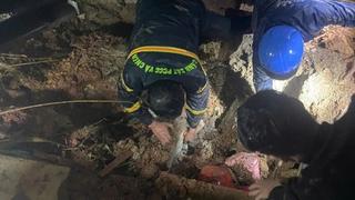 Lính cứu hỏa chạy đua cứu bé gái bị đất đá vùi lấp 