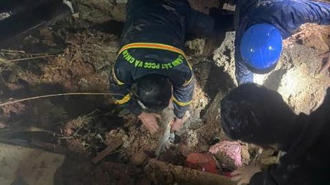 Lính cứu hỏa chạy đua cứu bé gái bị đất đá vùi lấp 