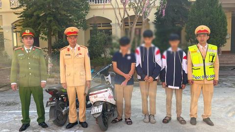 Xử lý nhóm học sinh bốc đầu xe máy điện