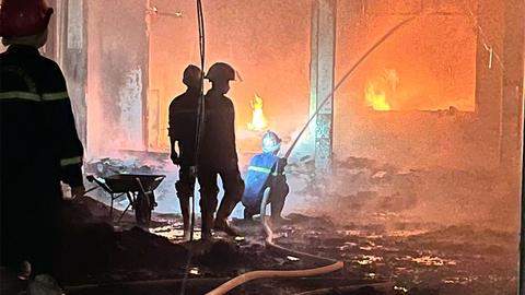 Kịp thời dập tắt đám cháy tại một hộ kinh doanh, ngăn cháy lan