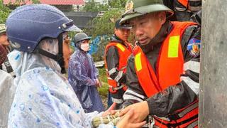 Hết mình với người dân vùng lũ