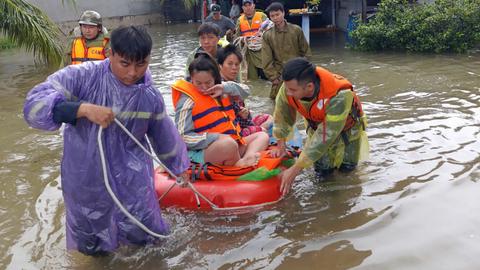Lực lượng Công an xung kích tuyến đầu ứng phó thiên tai, cứu giúp nhân dân