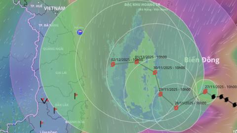 Bão số 15 dự báo đổi hướng liên tục